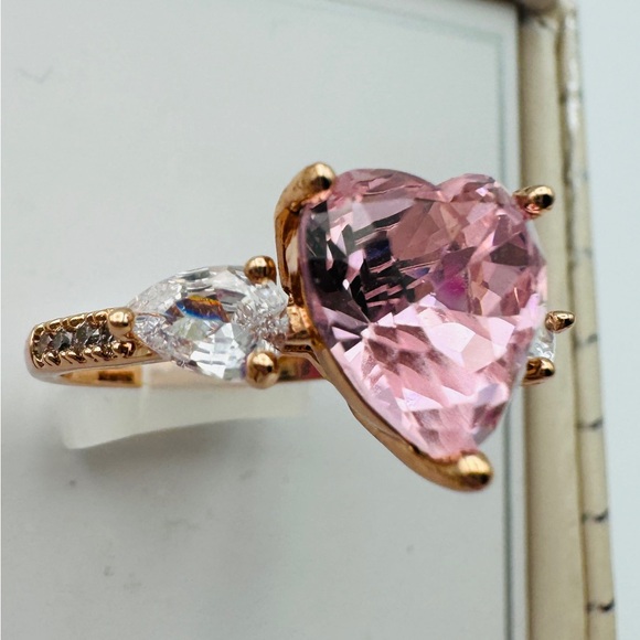 🩷 Pink 🩷 Heart shaped center cubic zirconia side stones - rose cold band sz8 - Picture 4 of 6
